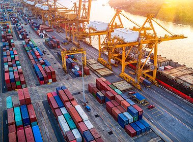 Mundi se especializa en el comercio internacional, las empresas pueden pagar y cobrar globalmente.