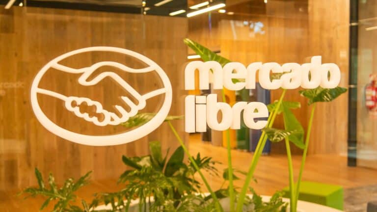 Mercado Libre emplea tecnologías como inteligencia artificial (IA) y machine learning (ML) para combatir irregularidades en su plataforma.